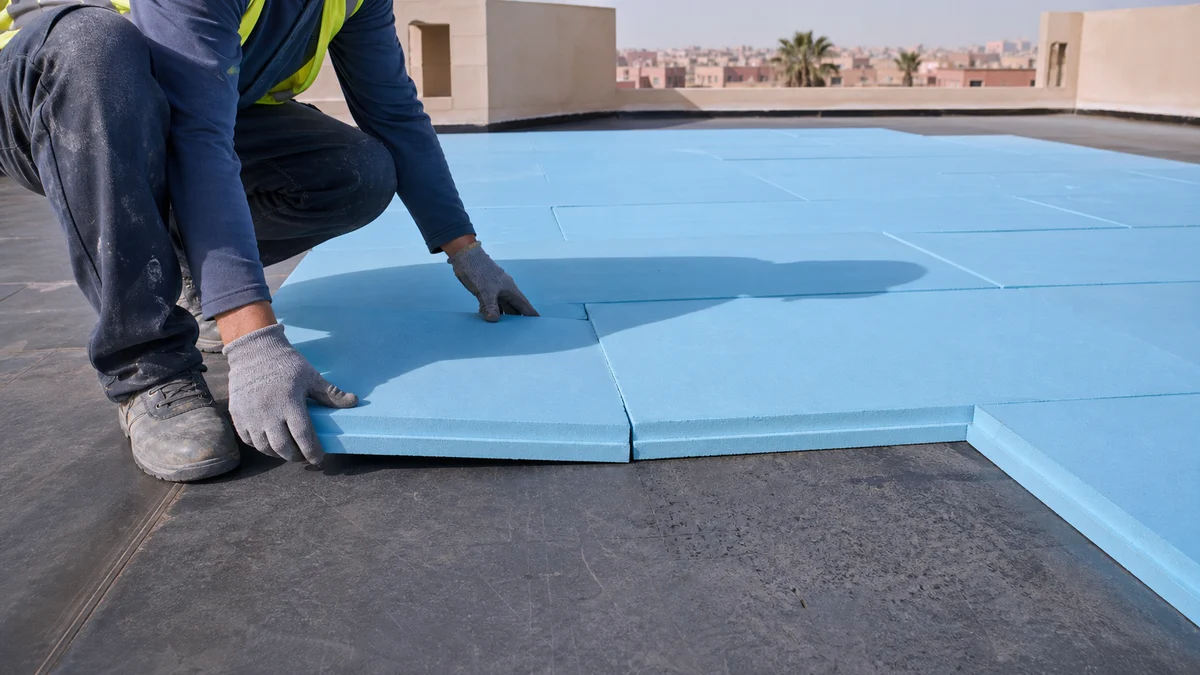 Pose de panneaux en polystyrène extrudé XPS sur une toiture-terrasse au Maroc